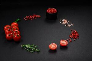 Ingrédients pour cuisine Cerise tomates, sel, épices et herbes photo