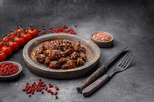 poulet cœurs frit dans soja sauce avec sel et épices dans une assiette photo