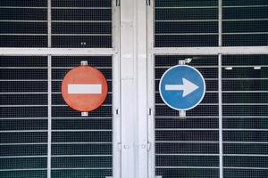 panneau de signalisation de flèche dans la rue photo