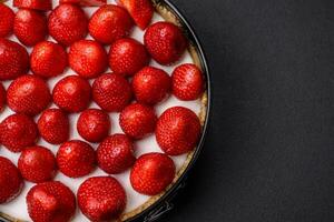 délicieux sucré gâteau ou cheesecake avec mascarpone fromage et des fraises photo