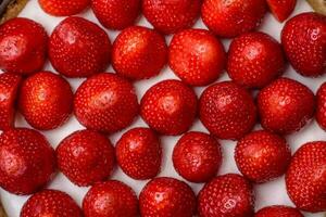 délicieux sucré gâteau ou cheesecake avec mascarpone fromage et des fraises photo