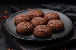 délicieux sucré Chocolat biscuits sur une noir céramique assiette photo