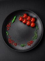 Ingrédients pour cuisine Cerise tomates, sel, épices et herbes photo
