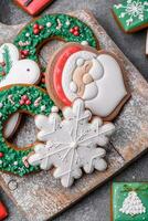magnifique coloré Noël pain d'épice biscuits pour le conception et décoration photo