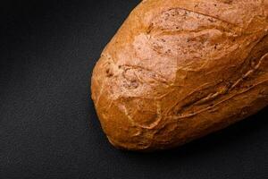 délicieux Frais croustillant pain de blanc pain avec céréales et des graines photo