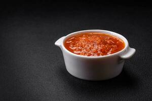 délicieux épicé tomate sauce avec poivre, ail, sel, épices et herbes photo