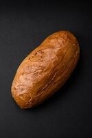 délicieux Frais croustillant pain de blanc pain avec céréales et des graines photo