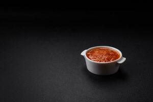 délicieux épicé tomate sauce avec poivre, ail, sel, épices et herbes photo