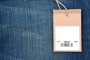 prix étiquette avec code à barre sur jeans photo