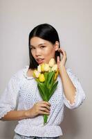 jolie brunette romance bouquet de fleurs près le visage studio modèle inchangé photo