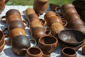 en bois cuisine tasses et boules sont vendu à le équitable. photo