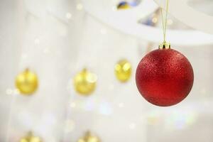 rouge Noël Balle sur une blanc Contexte. Noël arbre décoration. photo