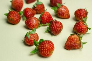 proche en haut de des fraises sur une pastel Jaune Contexte photo