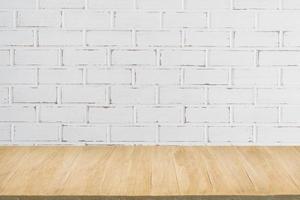plancher en bois avec fond de mur de briques blanches grunge photo