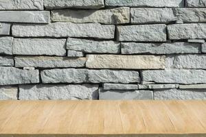 plancher en bois avec fond de mur de briques blanches grunge photo
