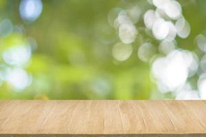 plancher en bois avec flou de feuilles vertes fond bokeh photo