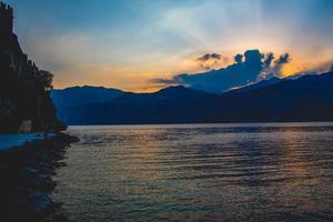 coucher de soleil sur le lac photo