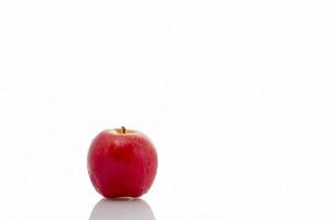 Isoler la pomme rouge sur fond blanc photo