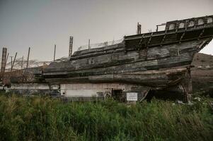 Crimée, sudak - septembre 05.2021 reconstruction. le arrière de un vieux voilier avec les fenêtres sur planche. arrière vue sur planche une voile bateau. photo