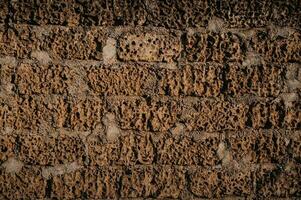 un vieux brique mur, le façade de le bâtiment. abstrait texture Contexte photo