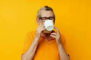 photo de retraité vieux homme dans une Jaune T-shirt blanc agresser monochrome coup