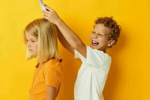 une garçon ratissage une les filles blond cheveux photo