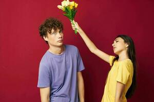 mignonne Jeune couple une bouquet de Jaune fleurs basé relation amicale isolé Contexte inchangé photo