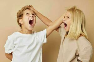 photo de deux les enfants amusement relation amicale divertissement isolé Contexte