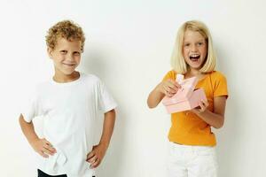 de bonne humeur les enfants amusement anniversaire cadeau surprise isolé Contexte inchangé photo