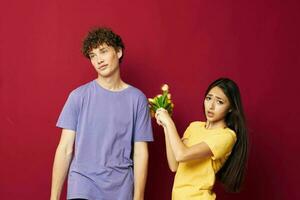 portrait de une homme et une femme bouquet de fleurs cadeau romance mode de vie inchangé photo