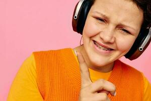 de bonne humeur femme écouteurs la musique mode posant tondu vue inchangé photo