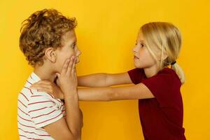 garçon et fille câlins mode enfance divertissement Jaune Contexte photo