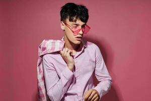 photo de romantique Jeune copain rose chemise et des lunettes veste mode élégant style mode de vie inchangé