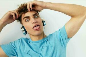 Beau Jeune homme dans bleu t-shirts écouteurs mode mode de vie inchangé photo