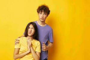 Jeune garçon et fille dans coloré t-shirts posant relation amicale amusement mode de vie inchangé photo
