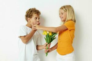 de bonne humeur les enfants amusement anniversaire cadeau surprise bouquet de fleurs isolé Contexte inchangé photo