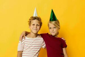 garçon et fille souriant et posant dans décontractée vêtements contre sur coloré Contexte photo