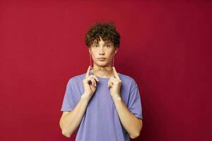 Jeune aux cheveux bouclés homme dans Jaune des lunettes violet T-shirt émotions rouge Contexte photo