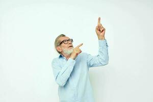 vieux homme dans chemise et des lunettes posant émotions lumière Contexte photo