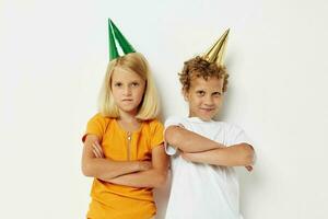 de bonne humeur les enfants dans multicolore casquettes anniversaire vacances émotion isolé Contexte inchangé photo