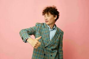 Jeune aux cheveux bouclés homme dans une costume affaires Regardez posant émotions isolé Contexte inchangé photo