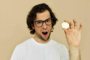 homme dans une blanc T-shirt avec bitcoin crypto-monnaie isolé Contexte photo