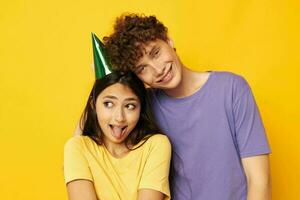 Jeune couple multicolore T-shirt avec Chapeaux vacances photo