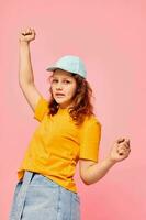 portrait de une Jeune femme dans élégant jeunesse vêtements main geste amusement mode de vie inchangé photo