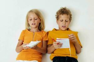 de bonne humeur les enfants enfance divertissement dessin isolé Contexte inchangé photo