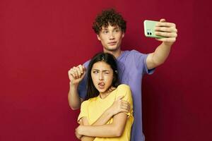 Jeune homme et fille moderne style émotions amusement téléphone jeunesse style photo