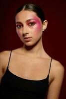Jeune magnifique femme noir t chemise rose maquillage produits de beauté mode tondu vue inchangé photo