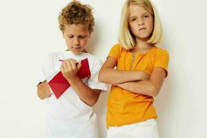 deux joyeux les enfants dessiner dans le carnet enfance divertissement Couleur Contexte inchangé photo