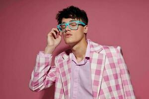 photo de romantique Jeune copain plaid blazer mode moderne style des lunettes mode de vie inchangé