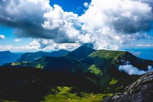 nuages au-dessus des sommets des montagnes photo